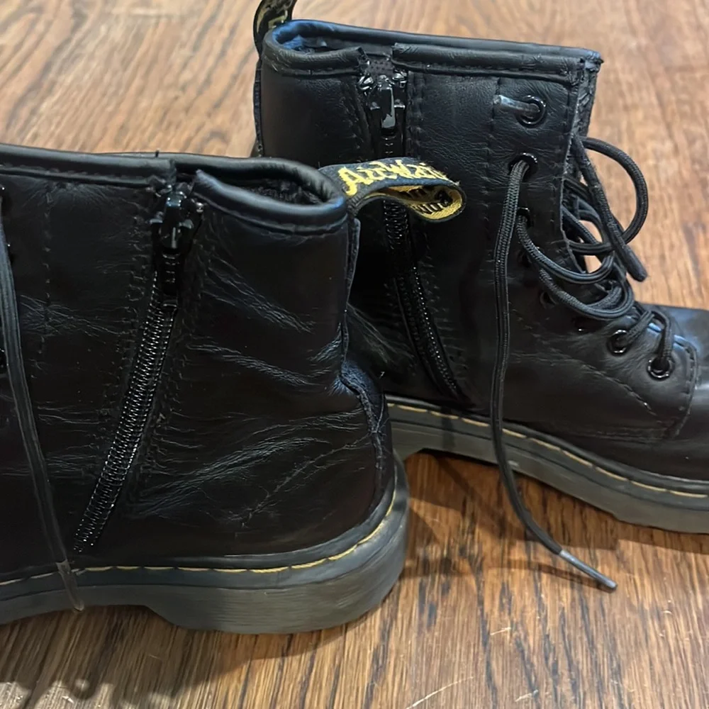 Dr. Marten’s  air Wair black boots kid size 2